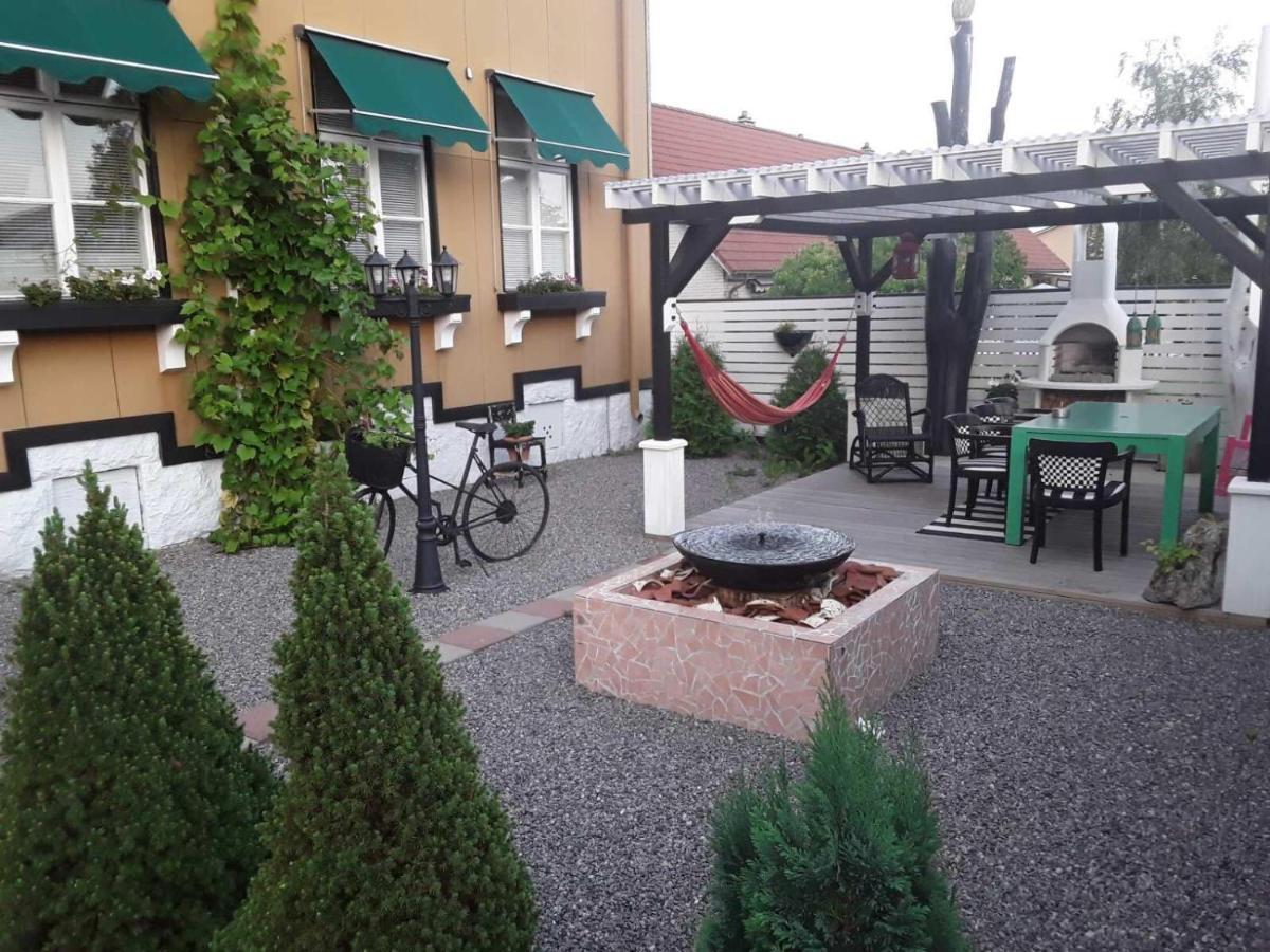 Mysig Takvaning Med Balkong Эскильстуна Экстерьер фото