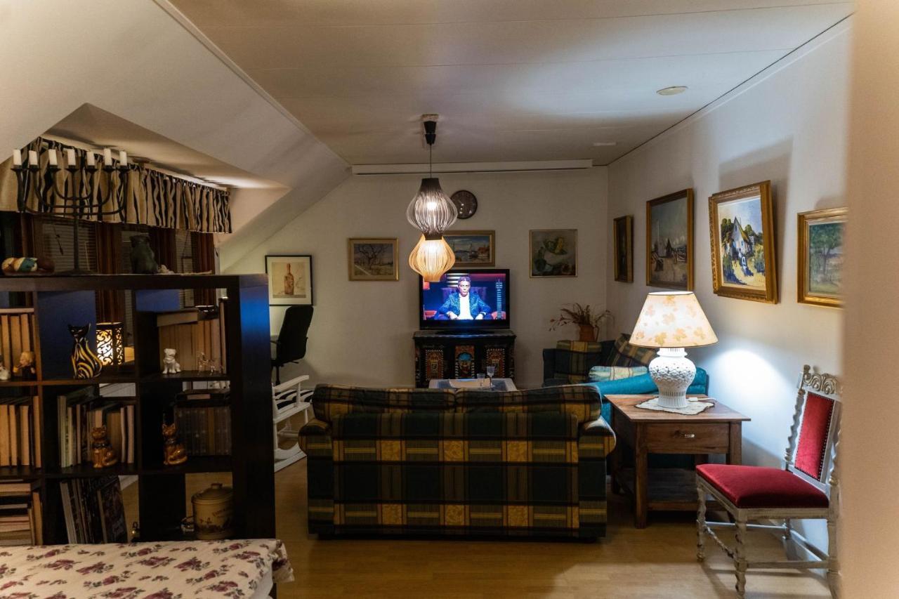 Mysig Takvaning Med Balkong Эскильстуна Экстерьер фото